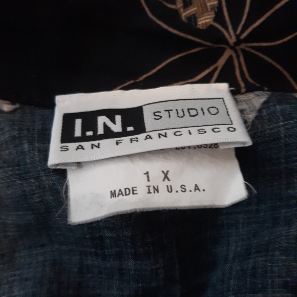 I.N. Studio Button Down Top - Picture 4 of 5